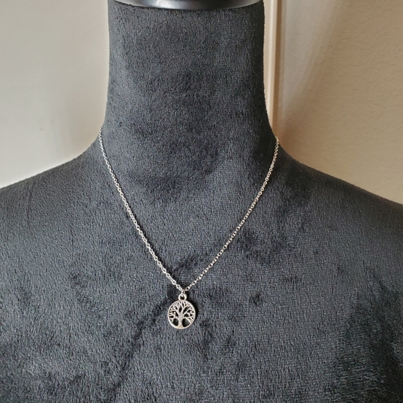 NWT Silver Tone Round Pendant Tree of Life Necklace - Picture 5 of 16